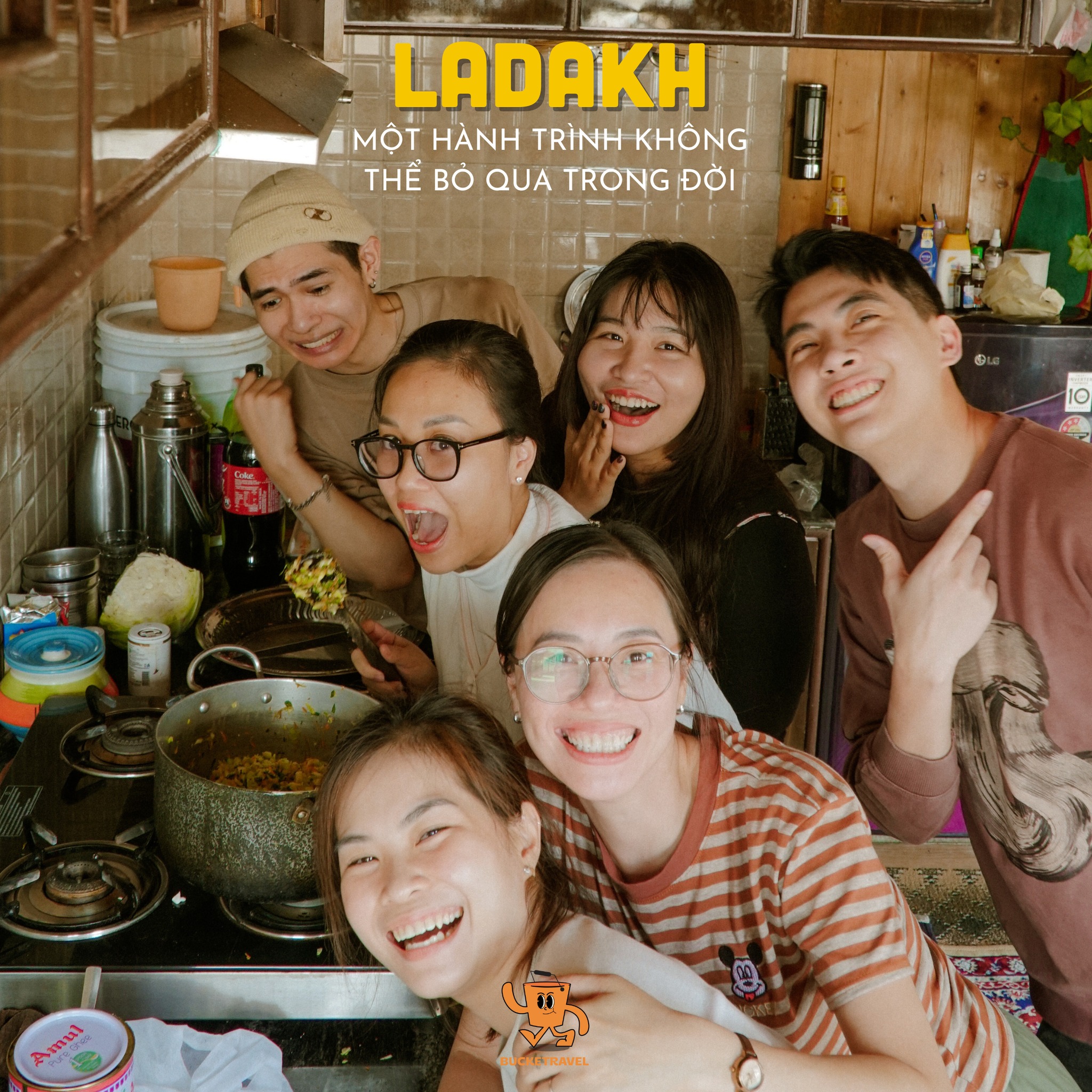 Các khách hàng của Bucketravel đang chụp hình tại gian bếp trong hành trình du lịch ladakh