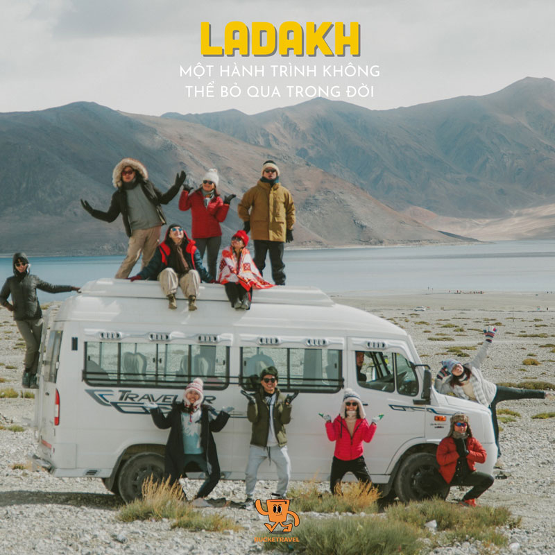 10 người đang chụp hình xung quanh chiếc xe Van traveler ở hồ pangon Ladakh Ấn độ