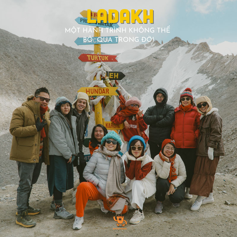 10 người chụp hình trên đỉnh đèo khadung la tại Ladakh Ấn độ